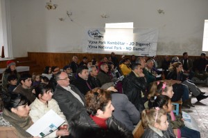 Insgesamt 150 Personen besuchten die 2 Diskussionsveranstaltungen in Përmet und Çarshovë. Foto: Roland Tasho