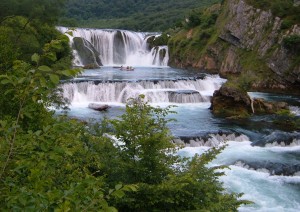  Bedroht: Štrbački Buk, der berühmte Wasserfall am Fluss Una, ca 20 km flussabwärts von Martin Brod. Foto: Paola Lucchesi