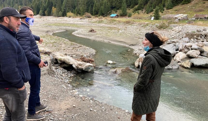 Der Bauer Bajram Gjoci (links) im Gespräch mit Shpresa Loshaj bei seinen ehemaligen Weidegründen. Die Weide wurde von der Kelag weggebaggert, er kommt nicht einmal mehr zu seinen Ställen (im Hintergrund). © Ulrich Eichelmann/Riverwatch