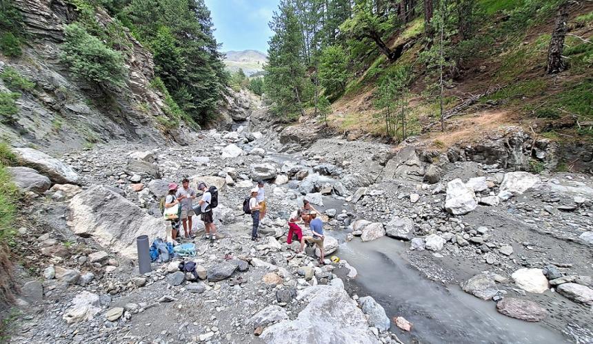 "Wenn man Expertise für wilde Flüsse hat, ist man hier am richtigen Ort. Als jemand, der in Mitteleuropa lebt, beneide ich diesen Ort manchmal, weil ich zu Hause keinen solchen Fluss habe und ich meine Student*innen 2000 Kilometer weit bringen muss, um ihnen zu zeigen, wie ein echter Fluss aussieht. Ein Flussnetz wie das Aoos/Vjosa-System ist ein sehr wichtiges Referenzsystem, um die Ökologie zu verstehen und die Renaturierung im übrigen Europa anzuleiten." Gabriel Singer, Ökologe für Fließgewässerökologie,
