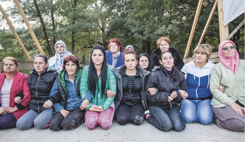 "Sie kommen nicht durch!" Die mutigen Frauen von Kruščica haben 503 Tage und Nächte die Brücke über ihren Fluss besetzt. Auch brutale Polizeieinsätze konnten die Frauen nicht dazu bringen, die Verteidigung ihres Flusses aufzugeben. © Andrew Burr