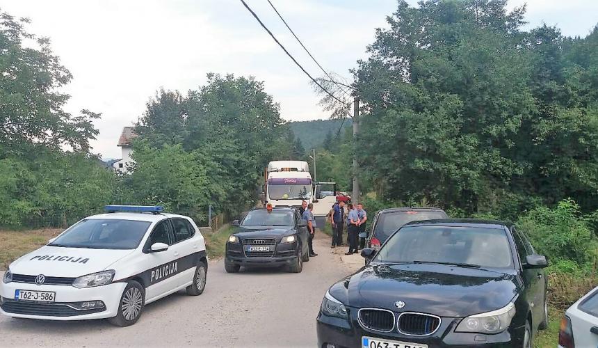 In Begleitung der Polizei und mit schweren Baumaschinen rückte der Investor der geplanten Wasserkraftwerke am vergangenen Freitag in der Ortschaft Kruščica an. © Abaz Dželilović