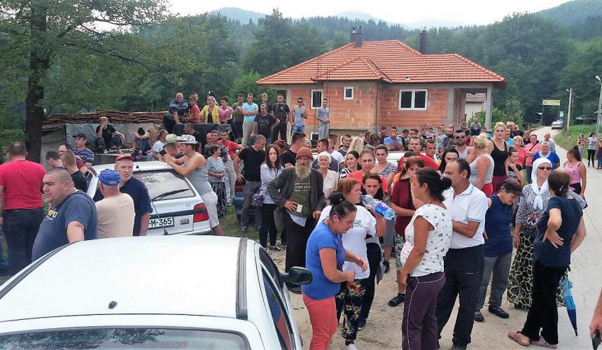 The villagers were alerted quickly and blocked access to the river. © Abaz Dželilović