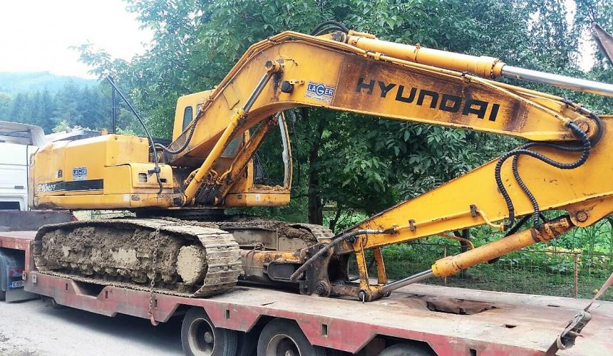 This excavator must not stay – it embodies the threat of destruction of the river. © Abaz Dželilović