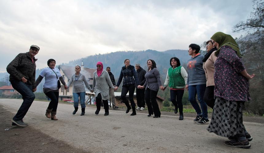 The brave women of Kruščica celebrating as they vacate the bridge after over 500 days and nights. © Sediva fotografie/ Arnika