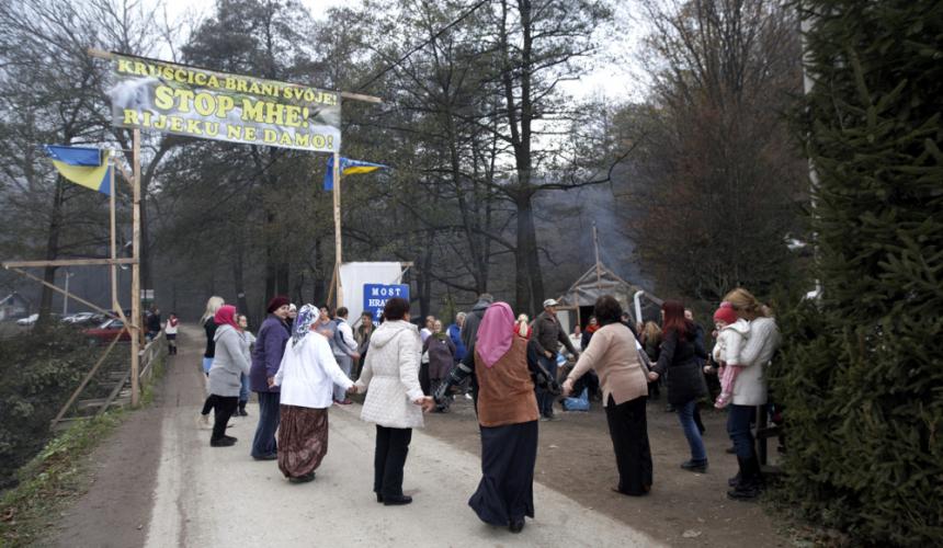 The brave women of Kruščica celebrating as they vacate the bridge after over 500 days and nights. © Sediva fotografie/ Arnika