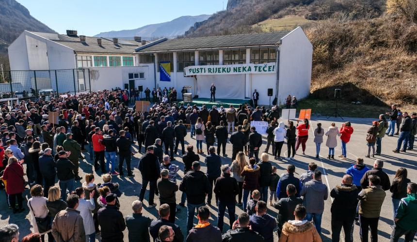 Local population and NGO's protests © Pusti me da tecem