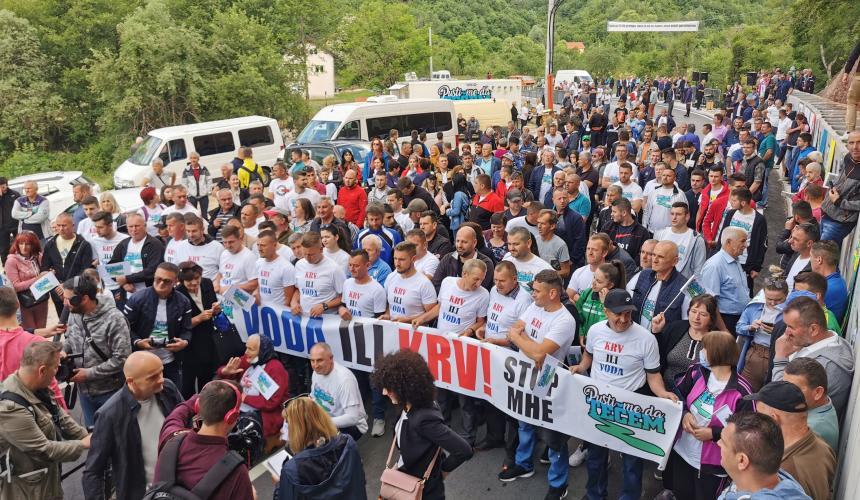 Local population and NGO's protests © Pusti me da tecem