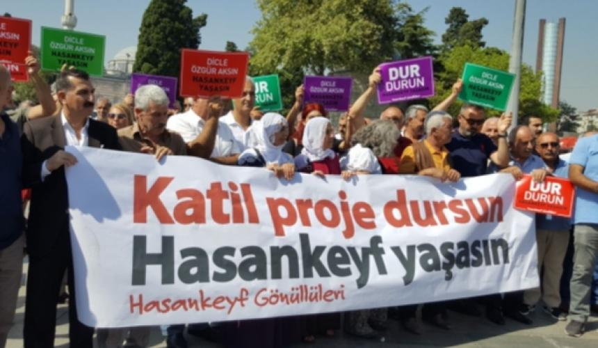 In Istanbul wurde eine neue breite Initiative ("Freiwillige für Hasankeyf") gegen Ilisu gegründet - hier bei der Gründungserklärung. Diese Freiwilligen (51 Organisationen) kommen morgen nach Hasankeyf. © Initiative to Keep Hasankeyf Alive