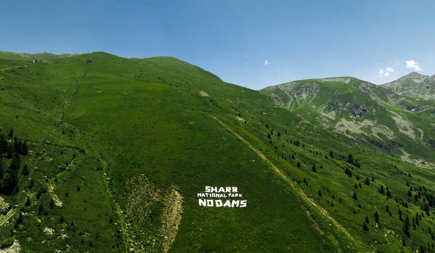 Mit dieser visuellen Aktion wollen die Aktivist*innen auf vier illegal gebaute Dämme im Nationalpark aufmerksam machen © EcoZ