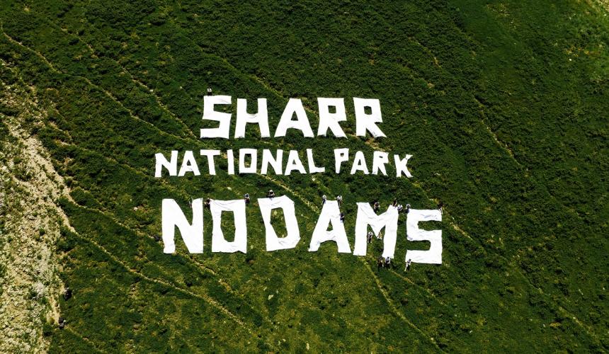 Die vier illegal gebauten Kraftwerke leiten das Wasser der Flüsse und Bäche in Pipelines um und lassen das Flussbett fast trocken. © EcoZ