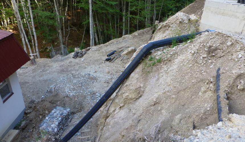 The creeks' water is diverted through pipes, leaving the riverbed to dry. © Theresa Schiller