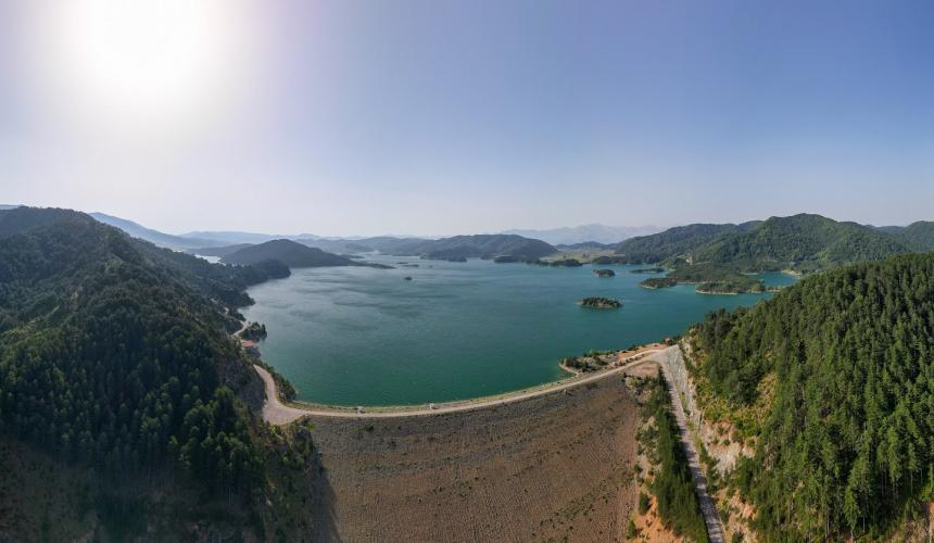 Der Aoos-Staudamm hat den Wasserdurchlauf zum stromabwärts liegenden Flussbereich vollständig blockiert. © Joshua D. Lim