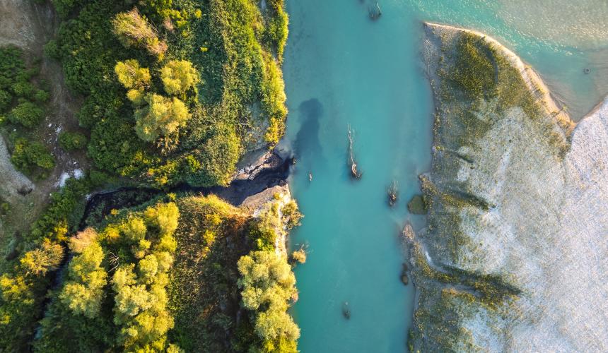 Im Juni 2025 wurde ein Rohölaustritt in die Vjosa bei Pocem dokumentiert. © Riverwatch