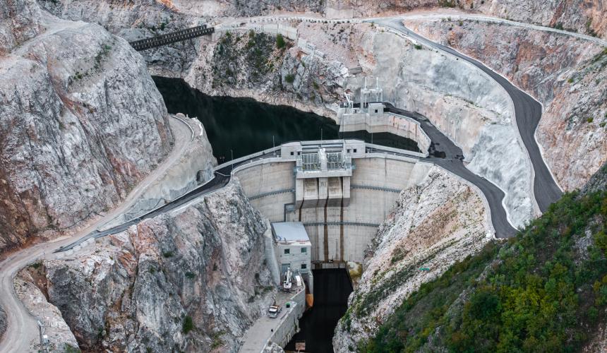 Trotz jahrelangen Widerstands ging das Wasserkraftwerk Ulog 2025 in Betrieb und verursachte erhebliche Umweltschäden © Bahrudin Bandic