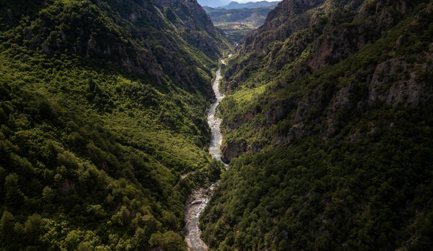 Der Aoos/Vjosa oberhalb der Brücke in Konitsa © Joshua D. Lim
