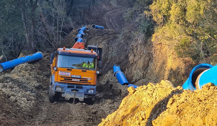 Das österreichische Unternehmen STRABAG hat diese Rohre verlegt, um das Quellwasser der Shushica an die Mittelmeerküste zu leiten. © Adrian Guri