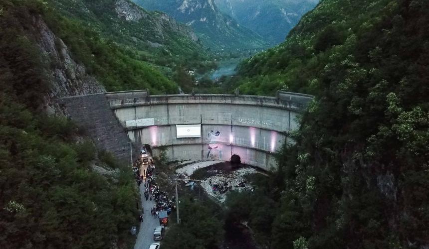 Etwa 500 Zuschauer besuchten die Weltpremiere von Patagonias “Blue Heart“-Film am Idbar Staudamm in Bosnien-Herzegowina © Pierre Cadot