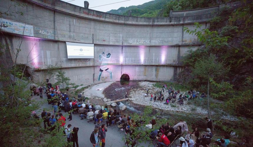 Die Premiere fand vor ungewöhnlicher Kulisse statt: der löchrige Idbar Staudamm in Bosnien-Herzegowina © Jelle Mul