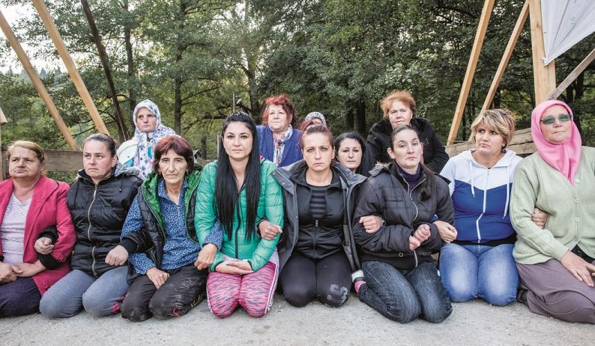 Brave women of Kruščica during their protest in October 2017. © Andrew Burr