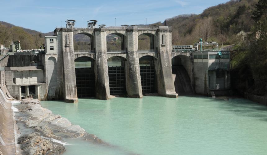 Wasserkraftwerke zerstören ganze Flussökosysteme – die Finanzierung dieser Zerstörung muss jetzt gestoppt werden! © iStockphoto