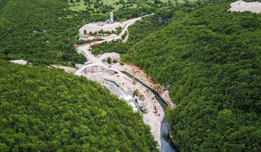 Staudammbau an der Sana in Bosnien-Herzegowina. Etwa 3.000 Wasserkraftwerke sind am Balkan geplant oder bereits im Bau, ein Drittel davon in Naturschutzgebieten. Etwa 50 Fischarten würden an den Rand des Aussterbens gebracht werden oder ganz aussterben, wenn diese Projekte Realtität würden. © Matic Oblak