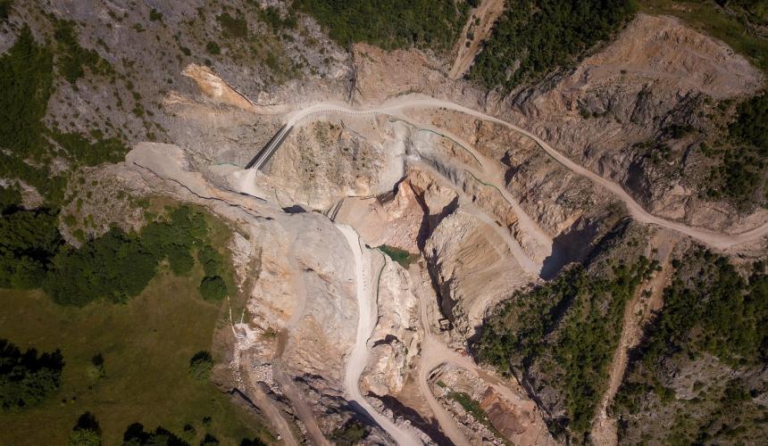 Der im Bau befindliche Ulog-Staudamm, der die gesamte Landschaft der oberen Neretva und ihre Artenvielfalt bedroht © Vladimir Tadic