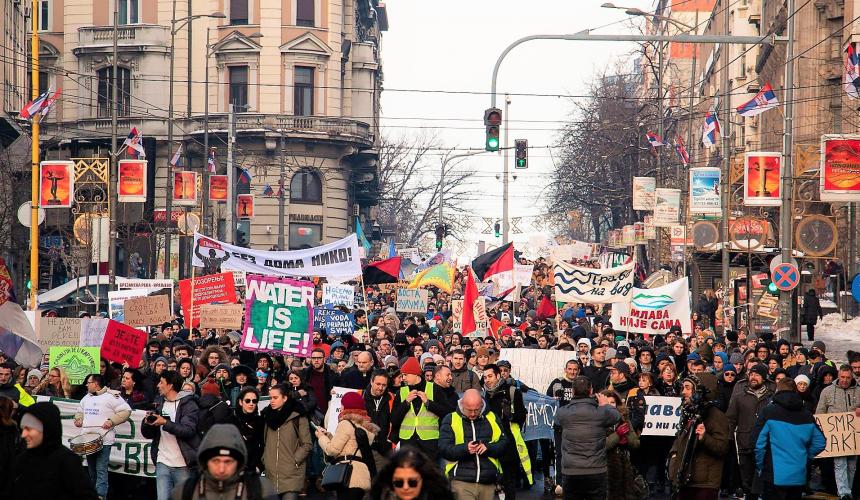 On Sunday, about 5000 people protested in Belgrade against the planned construction of hundreds of hydropower plants in Serbia © Radomir Duvnjak