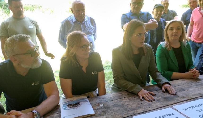 Treffen der Aktivist*innen mit dem Umweltministerium und dem Institut für Naturschutz auf dem Ratajska Fluss © Aida Paljevac