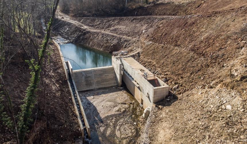 Beispiel für die Auswirkungen von Kleinwasserkraftwerken, hier das MHE Ravni na Pristavaci bei Užice/Serbien © Amel Emric