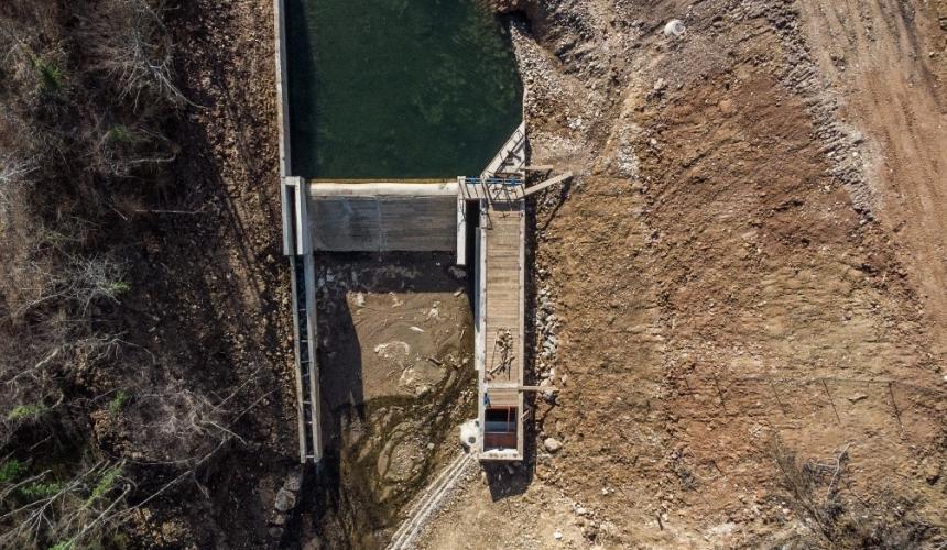 Kleinwasserkraftwerk Ravni na Pristavaci in der Nähe von Užice/Serbien. Die Auswirkungen von Kleinwasserkraftwerken auf die Natur sind verheerend.  © Amel Emric