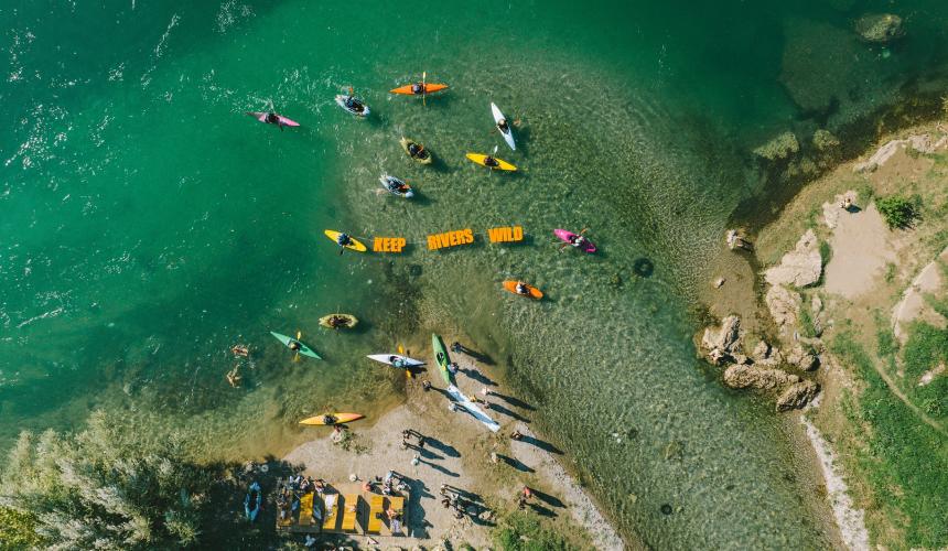 Bei einer öffentlichen Flottille präsentierten Kajaker*innen die Botschaft des Gipfels auf dem Fluss Morača. Sie versammelten sich am Zusammenfluss von Morača und Ribnica im Herzen Podgoricas. © Solutions4You