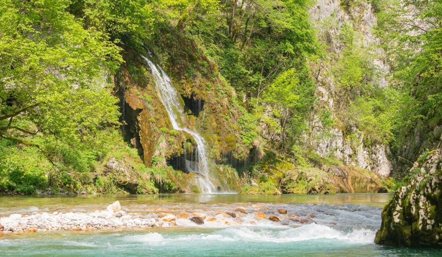 Die Komarnica, ein wertvoller, aber bedrohter Fluss in Montenegro. Die Gipfelteilnehmer*innen konnten während einer Exkursion seine Schönheit genießen und mehr über den lokalen Kampf um seinen Schutz erfahren. © Save Komarnica / Solutions4You