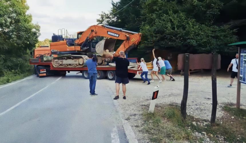 Lokale Gemeinden und Aktivisten winken den Baufahrzeugen zum Abschied, die den Fluss Una endgültig verlassen. © Sanja Sevo