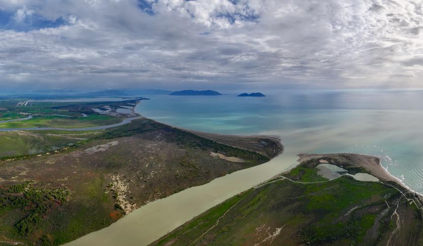 Die Vjosa und die angrenzenden Deltas der Flüsse Shkumini und Semani in Albanien sind die letzten großen intakten Deltas im Mittelmeerraum © Joshua D. Lim