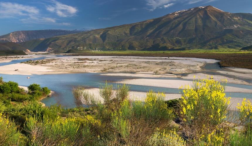 Entgegen der Ankündigung von Albaniens Premierminister Edi Rama plant der Umweltminister keinen Nationalpark und auch keinen Schutzstatus für die wertvollsten Flussabschnitte wie hier bei Poçem. © Gernot Kunz