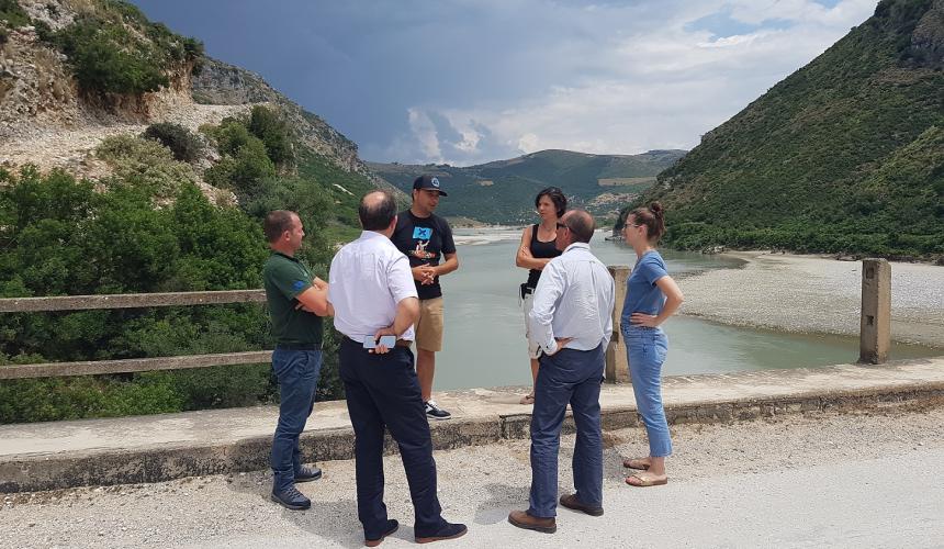 Lokalaugenschein am Ort des Geschehens. An dieser Stelle sollte das Wasserkraftwerk „Pocem“ entstehen. © EuroNatur 