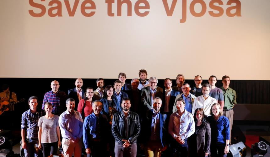 Bei der Wild Rivers Night demonstrieren Wissenschaftler ihre Unterstützung zum Schutz der Vjosa. © Nick St. Oegger