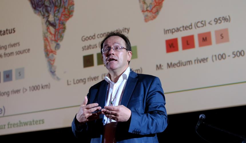 Prof. Klement Tockner spricht darüber wie unsere Flüsse im Jahr 2045 aussehen werden, wenn wir so weitermachen wie bisher. © Nick St. Oegger