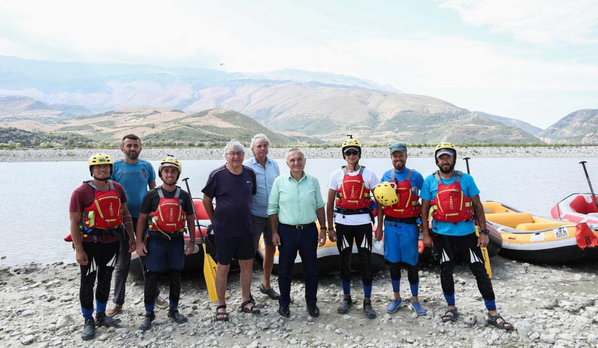 President of the Republic of Albania and scientists at the shore of the Vjosa. Together, they raise their voices against the proposed Kalivaç dam and for the Vjosa National Park © Official photos from Albanian Presidency