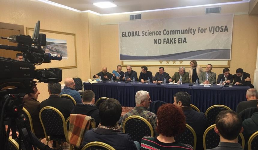 Albanische Wissenschaftler, unterstützt von Kollegen aus Österreich und Deutschland, geben eine Pressekonferenz, um ihre Stimme gegen den laufenden UVP-Prozess für das Kalivaç-Staudammprojekt zu erheben. © Ulrich Eichelmann