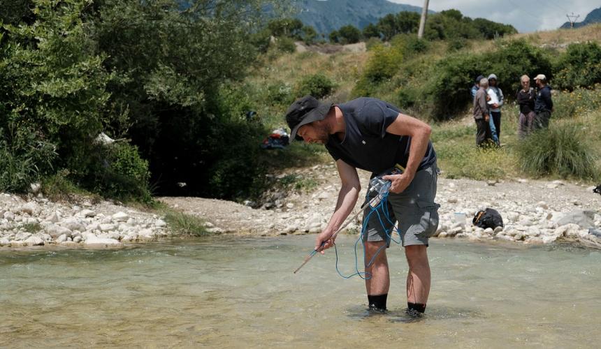 Professor Gabriel Singer (Universität Innsbruck) bei der Probenahme an der Shushica, einem Zufluss der Vjosa. Die gesammelten Daten sollen einen Beitrag leisten, um das gesamte Vjosa-Adernetz unter Schutz zu stellen. © Nick St.Oegger