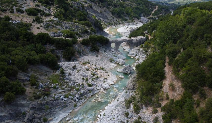 Die Shushica mit der berühmten osmanischen Brücke bei Brataj. Nur wenig oberhalb soll ein Wasserkraftwerk gebaut werden. © Nick St.Oegger