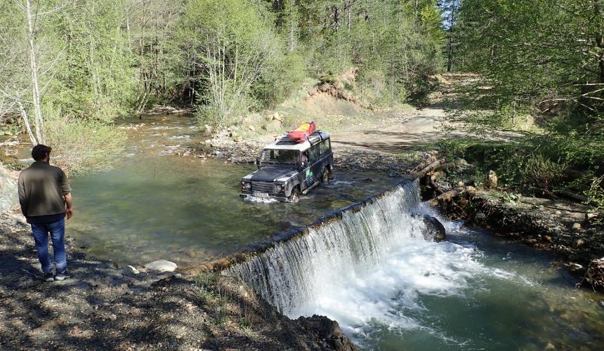 Adventure expedition: The group´s Landrover crosses a tributary of the Aoos in the Pindos mountains. 4 WD vehicles enabled access to remote corners of the river network, but in the end the scientists often had to hike anyway to reach the desired sampling sites. © Vitecek