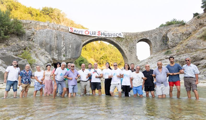 Die Menschenkette zwischen den Tapferen Frauen von Kruščica und den Menschen von Shushica symbolisierte Stärke und Verbundenheit in diesem Kampf gegen das Wasserentnahmeprojekt © Brotive Studio