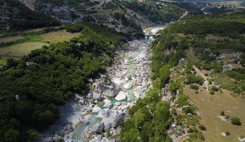 Die Shushica ist ein wichtiger Nebenfluss der Vjosa und seit 2023 Teil des Vjosa Wild River Nationalparks © Nick St.Oegger