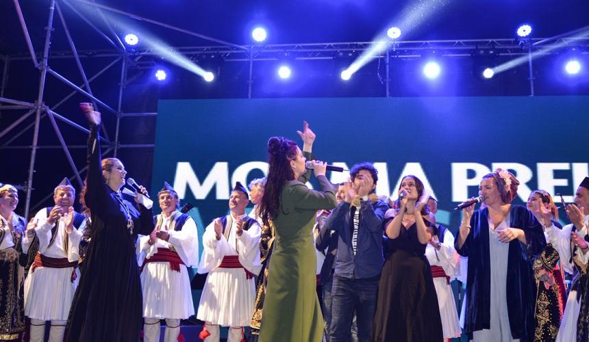 The grand finale – all singers sing together for the protection of Europe’s last wild river © Moris Rama