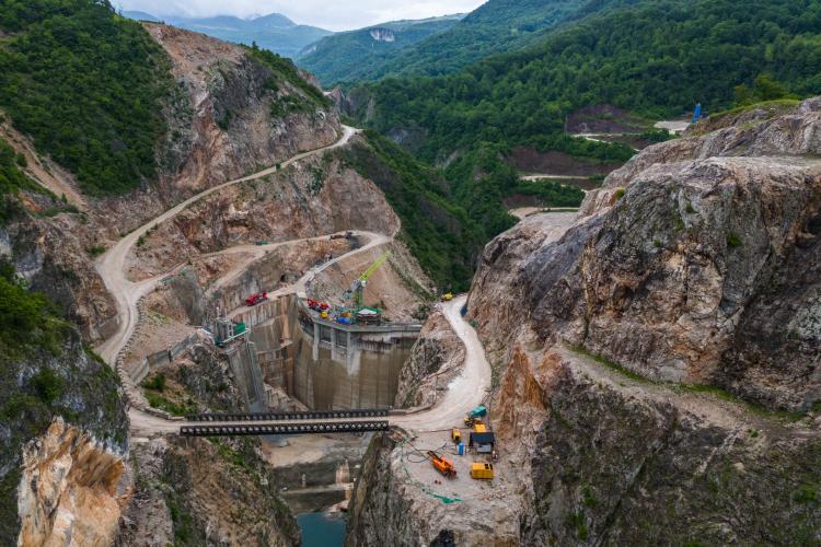 Obere Neretva: Der Ulog-Staudamm steht kurz vor der Inbetriebnahme - ein verheerender   Schlag für den einst unberührten Flussabschnitt. Geschützte Arten wie die Weichmaulforelle und der Dohlenkrebs gehören zu den betroffenen Arten. Was einst ein klares, lebendiges Ökosystem war, ist nun ein weiteres Opfer der Wasserkraft. © Bruno D'Amicis