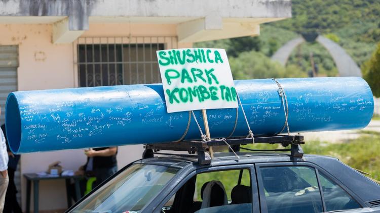 1.500 Menschen aus 37 Dörfern unterzeichneten diese Rohr-Petition, als sie durch das Tal reiste © Geri Bleta 