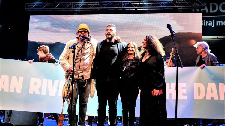 Gemeinsame Performance aller Künstler zum Abschluss des Balkan Rivers Konzerts. © Nick St. Oegger